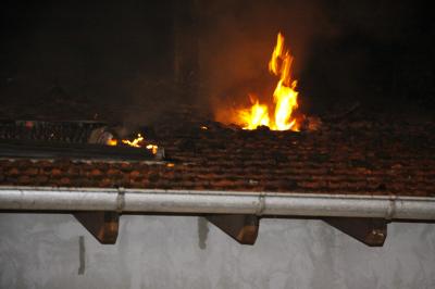 Leerstehendes Gebaeude brennt aus im Industriegebiet in Remchingen 